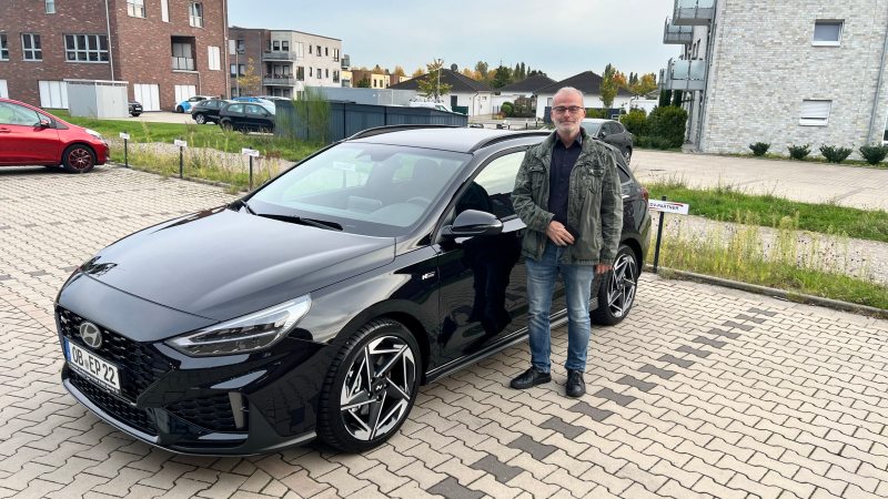 Es ist Thomas Schnieber zu sehen der neben einem Hyundai I30 Kombi der N-Line Edition steht.