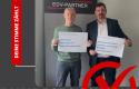 Die Geschäftsführer der EDV-PARTNER GmbH stehen im Zentrum einer digitalen Illustration, die die Bedeutung der Bundestagswahl betont. Sie halten Schilder mit den Aufschriften: ‚Dein Kreuz. Deine Zukunft. Deine Verantwortung.‘ und ‚Wählen ist kein Muss – sondern ein Privileg. Nutze es! Mach dein Kreuz.‘