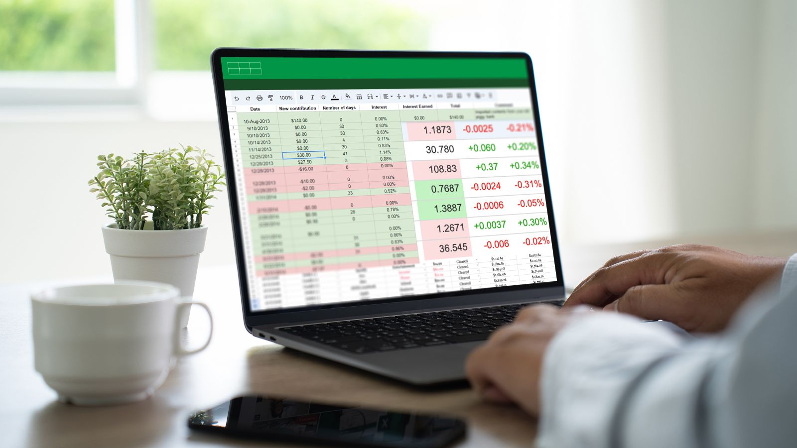 Ein Mann tippt auf einem Laptop. Auf dem Bildschirm ist eine geöffnete Microsoft-Excel-Tabelle zu sehen.